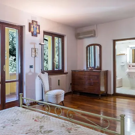 Delle Ginestre 6 Villa *