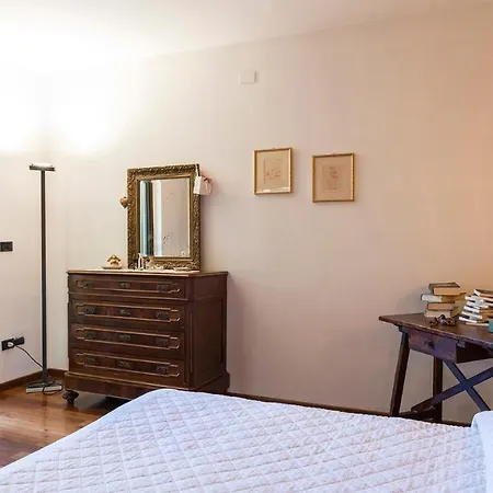 Delle Ginestre 6 Villa